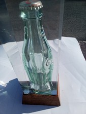 Usado, Garrafa de vidro Coca Cola década de 1970 envolta em base de madeira acrílica Lucite  comprar usado  Enviando para Brazil