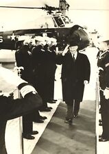 FOTOGRAFIA RARA DO PRESIDENTE EISENHOWER DEIXANDO SEU HELICÓPTERO, usado comprar usado  Enviando para Brazil