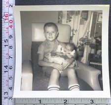 1963 Menino Segurando Bebê em Cadeira Acolchoada Sala de Estar Foto BW Instantâneo comprar usado  Enviando para Brazil