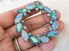 Broche Vintage AB Aurora Borealis AZUL/OPALA Strass Prata Círculo Grinalda comprar usado Broche Vintage AB Aurora Borealis AZUL/OPALA Strass Prata Círculo Grinalda comprar usado  Enviando para Brazil