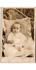 Cartão postal Baby in Wicker Chair RPPC ~1911 AZO caixa de selos amorosa novembro efêmera comprar usado  Enviando para Brazil