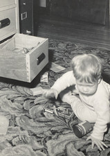 Usado, 1952 Criança Brincando com Material de Escritório Arquivo Aberto Gabinete Brinquedos Foto P18e9 comprar usado  Enviando para Brazil