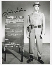 LESLIE NIELSEN assinado PLANETA PROIBIDO 8x10 com certificado de autenticidade DESLUMBRANTE POSE DE GUARDA-ROUPA DE FICÇÃO CIENTÍFICA, usado comprar usado  Enviando para Brazil