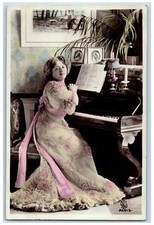 Cartão postal foto RPPC antigo vestido floral feminino tocando abajur de piano c1910 comprar usado  Enviando para Brazil