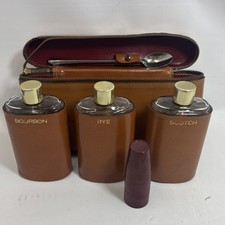 Conjunto de barra de viagem de couro vintage com 3 frascos de centeio, uísque, bourbon com copos de colher comprar usado Conjunto de barra de viagem de couro vintage com 3 frascos de centeio, uísque, bourbon com copos de colher comprar usado  Enviando para Brazil