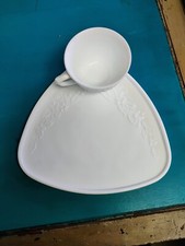 Prato de lanche e xícara de chá de vidro leitoso padrão floral branco conjunto vintage de 5 comprar usado  Enviando para Brazil
