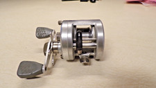 MOLINETE DE PESCA DE FUNDIÇÃO QUÂNTICA - QUANTUM US-300 - LIMPO E FUNCIONA BEM comprar usado  Enviando para Brazil