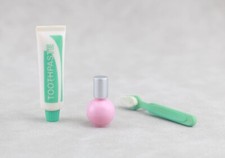 Conjunto de pasta de dentes e escova de dentes e esmalte para bonecas de 18"" viagens aéreas comprar usado  Enviando para Brazil