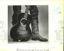 Press Photo guitarra inclina-se contra as pernas usando botas de cowboy, música - sap27771 comprar usado  Enviando para Brazil