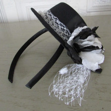 Mini chapeau noir et blanc fleurs, voilette, décoration, poupée, déguisement comprar usado  Enviando para Brazil