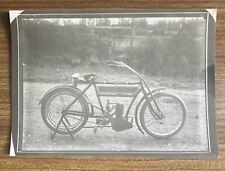 Motocicleta veterana, transmisión por correa. Foto antigua vintage de motociclismo segunda mano  Embacar hacia Argentina