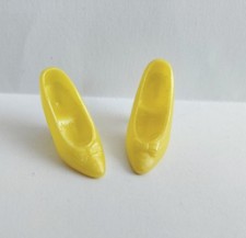 Barbie yellow pumps d'occasion  Expédié en Belgium