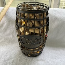 Suporte de armazenamento de cortiça cesta barril de metal cheio de rolhas 10 polegadas de altura/tampa em excelente estado usado comprar usado  Enviando para Brazil