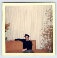 Foto vintage jovem bonito relaxando no sofá anos 60 anos 70 arte encontrada R161A comprar usado  Enviando para Brazil