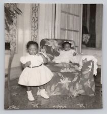 Foto instantânea encontrada bebê afro-americano meninas na sala de estar P&B comprar usado  Enviando para Brazil