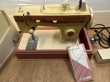 Máquina de costura Singer Merritt 2404 rosa com pedal estojo rígido e acesso funciona! comprar usado  Enviando para Brazil