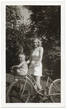 Foto original de linda senhora e criança com cena de campo de bicicleta comprar usado  Enviando para Brazil