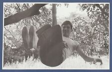 Cara bonito pendurado em uma árvore afetuoso atraente jovem foto vintage comprar usado  Enviando para Brazil