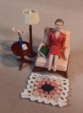 Móveis vintage para casa de bonecas Renwal - Cadeira, mesa de pedestal e abajur e boneca++ comprar usado Móveis vintage para casa de bonecas Renwal - Cadeira, mesa de pedestal e abajur e boneca++ comprar usado  Enviando para Brazil