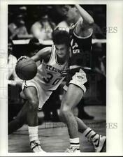 Używany, 1987 Press Photo Craig Stolarski jeździ po Joe Harubinie podczas II kwarty na sprzedaż  Wysyłka do Poland