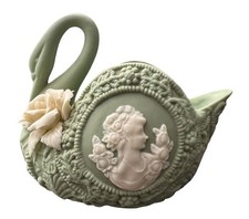 Vaso de banheiro verde sálvia cisne com camafeu e flores comprar usado Vaso de banheiro verde sálvia cisne com camafeu e flores comprar usado  Enviando para Brazil