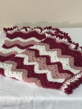 Usado, Ganchillo a mano afgano (alfombra para regazo) 37X39 pulgadas hilo acrílico fucsia malva marfil segunda mano  Embacar hacia Mexico