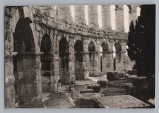 Pula Pola Kroatien 1969 - 2 Frauen im Amphitheater  - altes Foto 1960er comprar usado  Enviando para Brazil