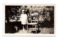 Foto anos 1930-40 Boston Terrier cadeira de cachorro menina jardim quintal 4,5 x 2,5 comprar usado  Enviando para Brazil