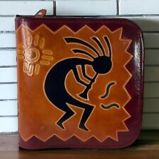 Estuche tipo billetera CD Kokopelli soporte cuero teñido en relieve cremallera alrededor de la India 24 ranuras segunda mano  Embacar hacia Argentina