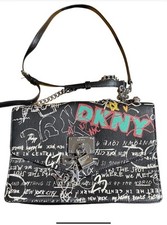 DKNY Elissa Średnia czarna torba crossbody graffiti - używana w doskonałym stanie na sprzedaż  Wysyłka do Poland