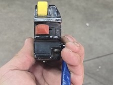 1985 1986 SUZUKI LT250 QUADRACER INTERRUPTOR ESQUERDO COM PARAFUSOS DE POLEIRO DE MONTAGEM NO GUIDÃO comprar usado  Enviando para Brazil