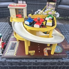 Vintage Fisher Price Little People #930 Rampa parkingowa Centrum serwisowe Garaż TAKI JAKI JEST na sprzedaż  Wysyłka do Poland