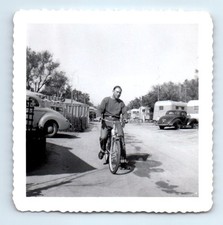 Foto quadrada antiga vintage SOLO MAN ANDANDO BICICLETA TRAILER PARQUE CARRO CLÁSSICO comprar usado Foto quadrada antiga vintage SOLO MAN ANDANDO BICICLETA TRAILER PARQUE CARRO CLÁSSICO comprar usado  Enviando para Brazil