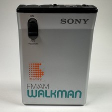 Usado, Rádio portátil Sony Walkman FM/AM SRF-22W prata testado funciona Leia Desc. comprar usado Usado, Rádio portátil Sony Walkman FM/AM SRF-22W prata testado funciona Leia Desc. comprar usado  Enviando para Brazil