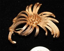 Broche florale texturée d'occasion Broche florale texturée d'occasion  Expédié en France