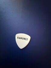 (((THE RAMONES ))) palheta de guitarra CJ RAMONE - MUITO RARA, usado comprar usado  Enviando para Brazil