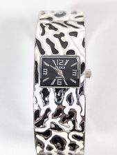 Relógio Studio feminino mostrador preto branco preto tom prata pulseira dobradiça 6,75 polegadas comprar usado  Enviando para Brazil