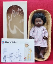 Muñeca negra vintage Sasha Baby Cora 519 12", cesta, con caja y etiqueta, catálogo, Inglaterra. segunda mano  Embacar hacia Mexico