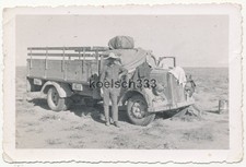 Usado, Foto Afrika Korps Soldat mit Strohhut am Opel Blitz LKW in der Wüste ... comprar usado  Enviando para Brazil