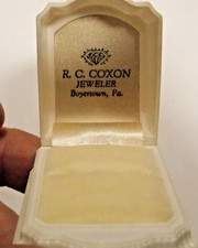 Usado, Caixa de anel de plástico vintage RC Coxon Jeweler Boyertown, Pa. comprar usado Usado, Caixa de anel de plástico vintage RC Coxon Jeweler Boyertown, Pa. comprar usado  Enviando para Brazil