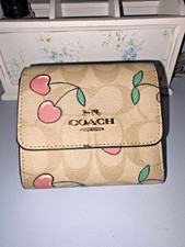 Carteira Coach pequena tripla nova sem etiquetas em lona exclusiva com estampa de coração rosa cereja comprar usado Carteira Coach pequena tripla nova sem etiquetas em lona exclusiva com estampa de coração rosa cereja comprar usado  Enviando para Brazil