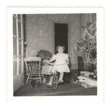 Foto vintage menina em triciclo manhã de Natal década de 1950 arte encontrada SYB14 comprar usado  Enviando para Brazil