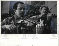 1981 Press Photo Solidarity membro, Michael A. Kornel toca viola em St. Ann's comprar usado  Enviando para Brazil