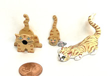 CASA DE BONECAS MINIATURA UMA RESINA E DOIS GATOS DE MADEIRA RECORTADOS comprar usado  Enviando para Brazil