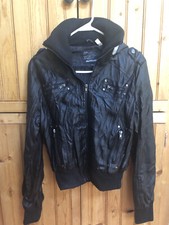 JAQUETA BOMBER PRETA DE COURO SINTÉTICO COM ZÍPER CAPUZ TAMANHO MÉDIO EXCELENTE ESTADO USADO comprar usado  Enviando para Brazil