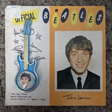 Usado, Beatles 1964 ULTRA RARO 'PLÁSTICO AZUL' BROCHE DE GUITARRA JOHN LENNON AINDA NO CARTÃO! comprar usado  Enviando para Brazil