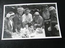 Foto de mulheres ao redor de uma mesa de bolo (WI?) Série Wakefield Express (tamanho cartão postal, usado comprar usado  Enviando para Brazil