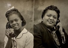Antiga cabine fotográfica mãe e filha falando ao telefone ~ Chicago negra afro-americana comprar usado  Enviando para Brazil