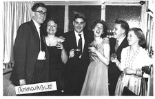Fotografia vintage masculina feminina cerveja vinho rindo sorrisos festa de noivado 1957 comprar usado  Enviando para Brazil