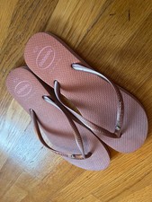 Usado, Chinelo Havaianas Slim Crystal Logo (Feminino) Rosa 9/10M comprar usado Usado, Chinelo Havaianas Slim Crystal Logo (Feminino) Rosa 9/10M comprar usado  Enviando para Brazil